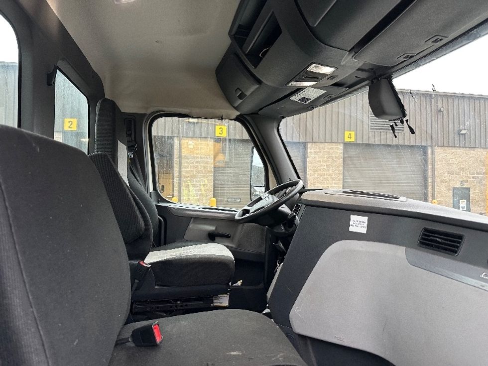 Day Cab Tractor-Heavy Duty Tractors-Freightliner-2018-T12664ST-Parsippany-NJ-422,761\n\t\tmiles-$ 39,250 - Image 14