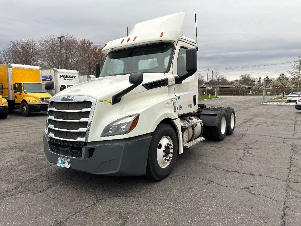 Day Cab Tractor-Heavy Duty Tractors-Freightliner-2018-T12664ST-Parsippany-NJ-422,761\n\t\tmiles-$ 39,250 - Image 3