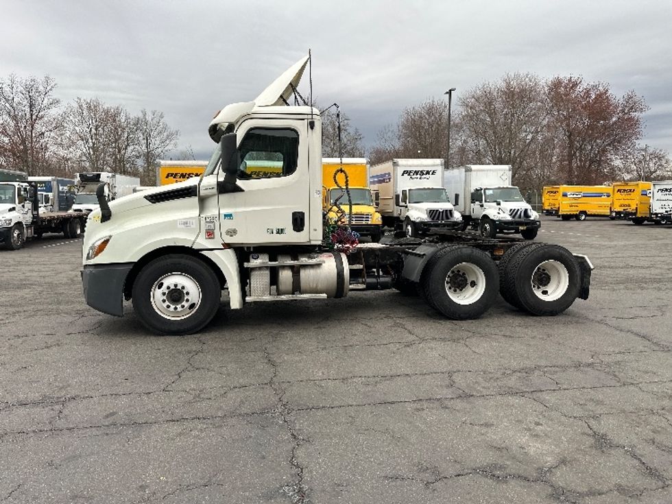 Day Cab Tractor-Heavy Duty Tractors-Freightliner-2018-T12664ST-Parsippany-NJ-422,761\n\t\tmiles-$ 39,250 - Image 4