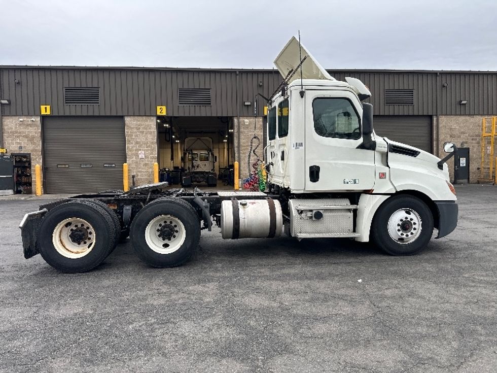 Day Cab Tractor-Heavy Duty Tractors-Freightliner-2018-T12664ST-Parsippany-NJ-422,761\n\t\tmiles-$ 39,250 - Image 8