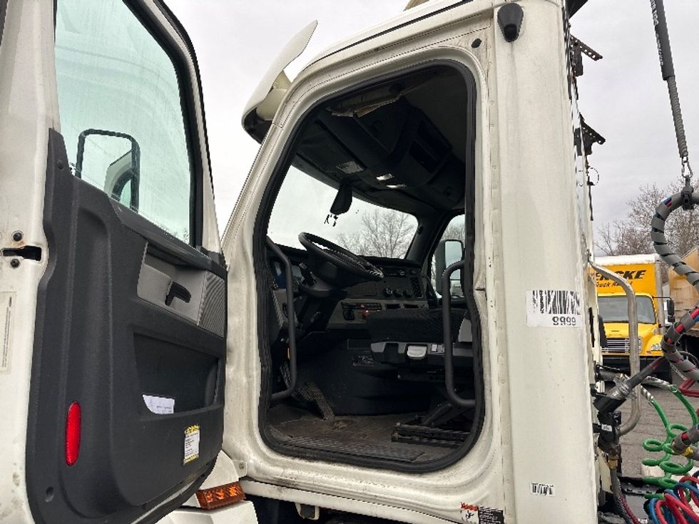 Day Cab Tractor-Heavy Duty Tractors-Freightliner-2018-T12664ST-Parsippany-NJ-422,761\n\t\tmiles-$ 39,250 - Image 9