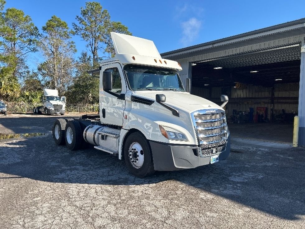 Day Cab Tractor-Heavy Duty Tractors-Freightliner-2018-T12664ST-Pensacola-FL-446,818\n\t\tmiles-$ 46,750 - Image 1