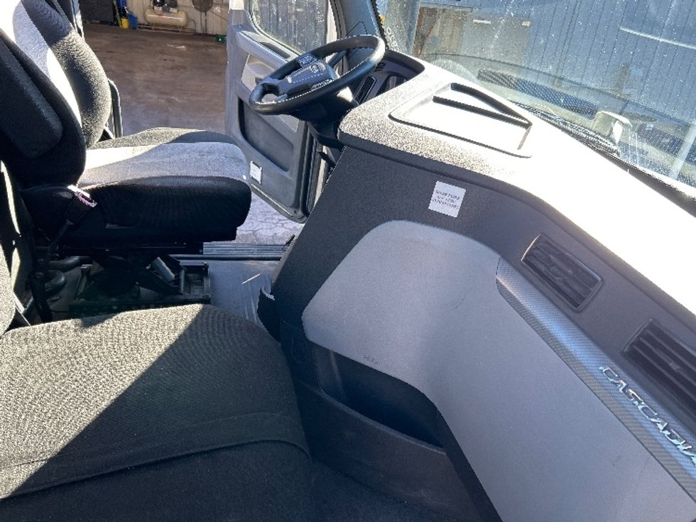 Day Cab Tractor-Heavy Duty Tractors-Freightliner-2018-T12664ST-Pensacola-FL-446,818\n\t\tmiles-$ 46,750 - Image 14