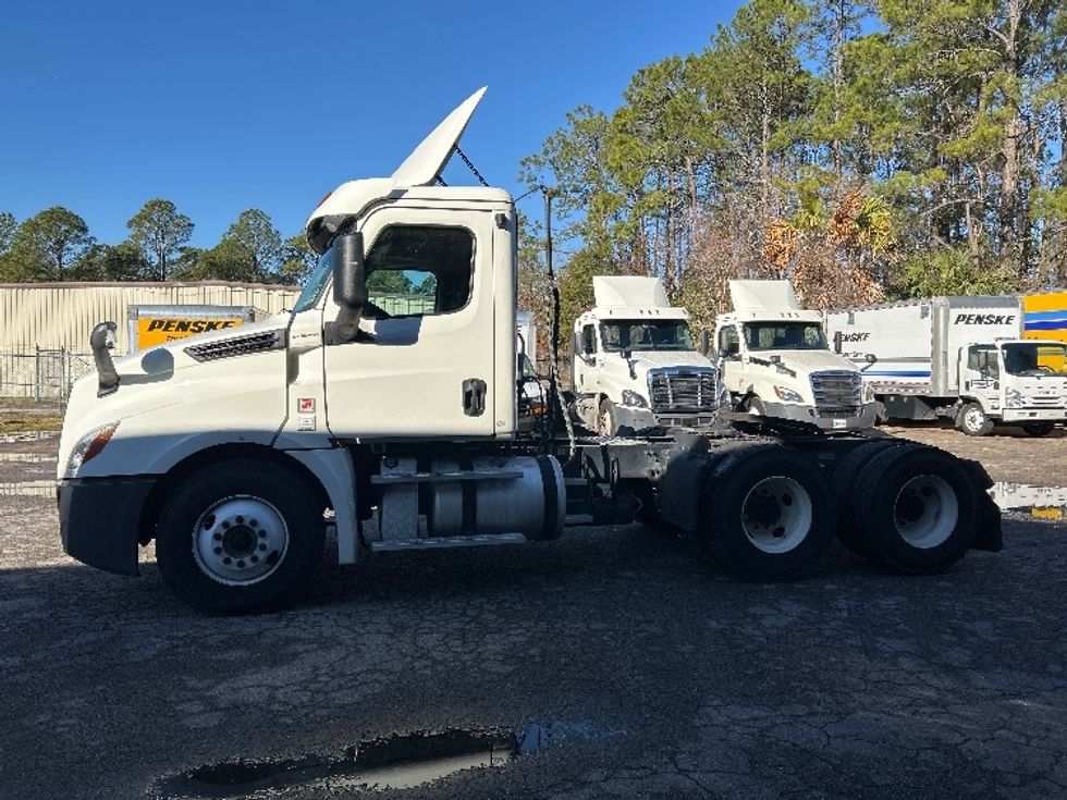 Day Cab Tractor-Heavy Duty Tractors-Freightliner-2018-T12664ST-Pensacola-FL-446,818\n\t\tmiles-$ 46,750 - Image 4