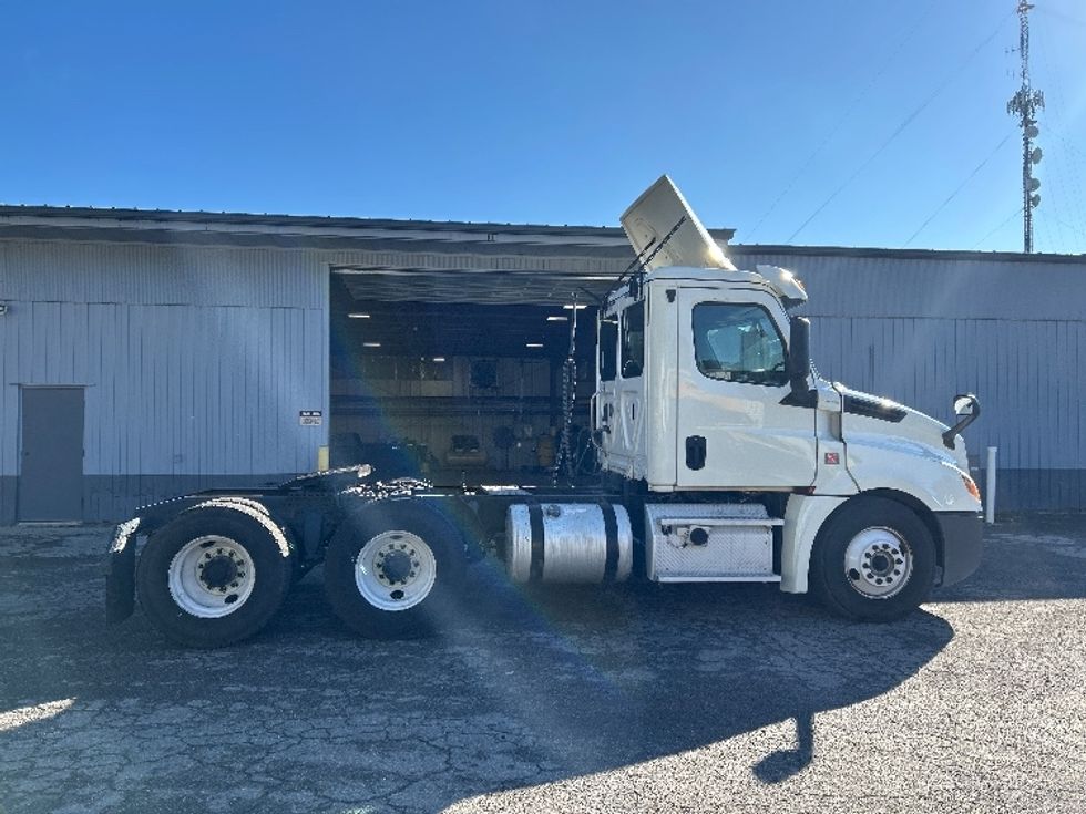 Day Cab Tractor-Heavy Duty Tractors-Freightliner-2018-T12664ST-Pensacola-FL-446,818\n\t\tmiles-$ 46,750 - Image 8