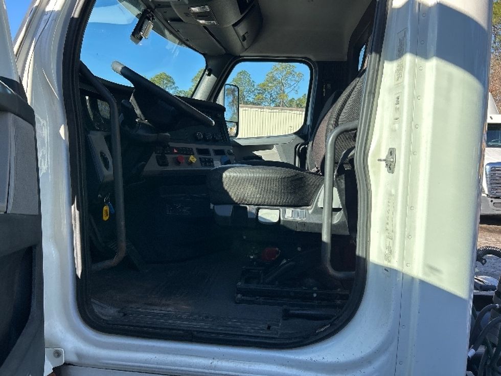 Day Cab Tractor-Heavy Duty Tractors-Freightliner-2018-T12664ST-Pensacola-FL-446,818\n\t\tmiles-$ 46,750 - Image 9