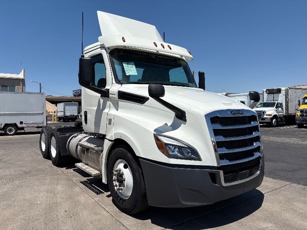 Day Cab Tractor-Heavy Duty Tractors-Freightliner-2018-T12664ST-Phoenix-AZ-192,326\n\t\tmiles-$ 55,500 - Image 1
