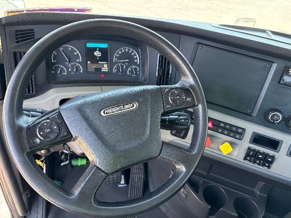 Day Cab Tractor-Heavy Duty Tractors-Freightliner-2018-T12664ST-Phoenix-AZ-192,326\n\t\tmiles-$ 55,500 - Image 11