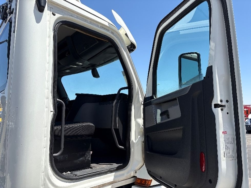 Day Cab Tractor-Heavy Duty Tractors-Freightliner-2018-T12664ST-Phoenix-AZ-192,326\n\t\tmiles-$ 55,500 - Image 12