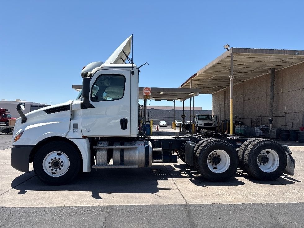 Day Cab Tractor-Heavy Duty Tractors-Freightliner-2018-T12664ST-Phoenix-AZ-192,326\n\t\tmiles-$ 55,500 - Image 4