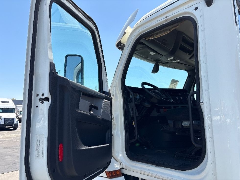 Day Cab Tractor-Heavy Duty Tractors-Freightliner-2018-T12664ST-Phoenix-AZ-192,326\n\t\tmiles-$ 55,500 - Image 9