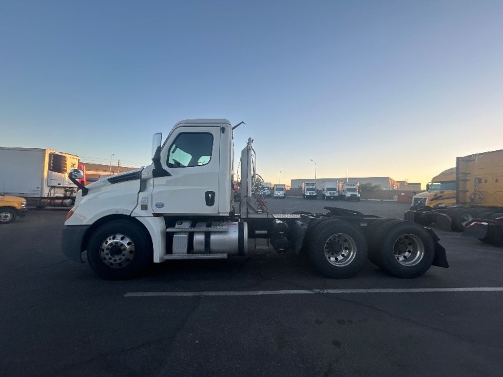 Day Cab Tractor-Heavy Duty Tractors-Freightliner-2018-T12664ST-Phoenix-AZ-250,503\n\t\tmiles-$ 48,250 - Image 4