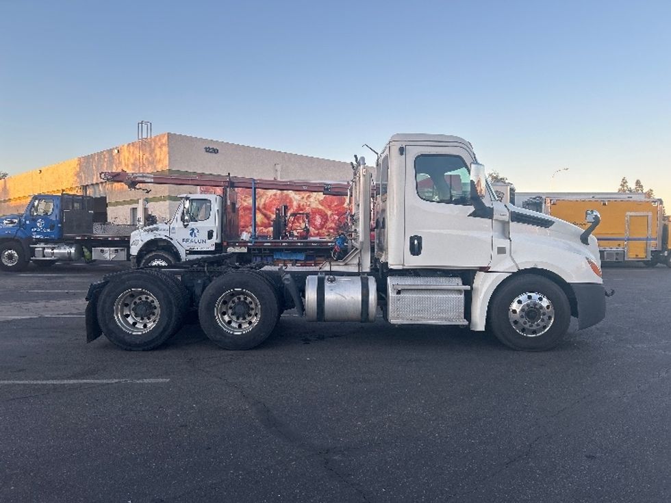 Day Cab Tractor-Heavy Duty Tractors-Freightliner-2018-T12664ST-Phoenix-AZ-250,503\n\t\tmiles-$ 48,250 - Image 8