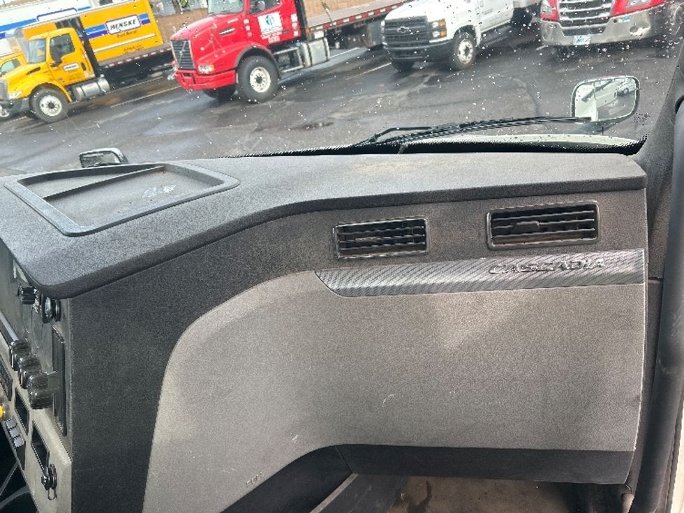 Day Cab Tractor-Heavy Duty Tractors-Freightliner-2018-T12664ST-Phoenix-AZ-302,089\n\t\tmiles-$ 45,500 - Image 13