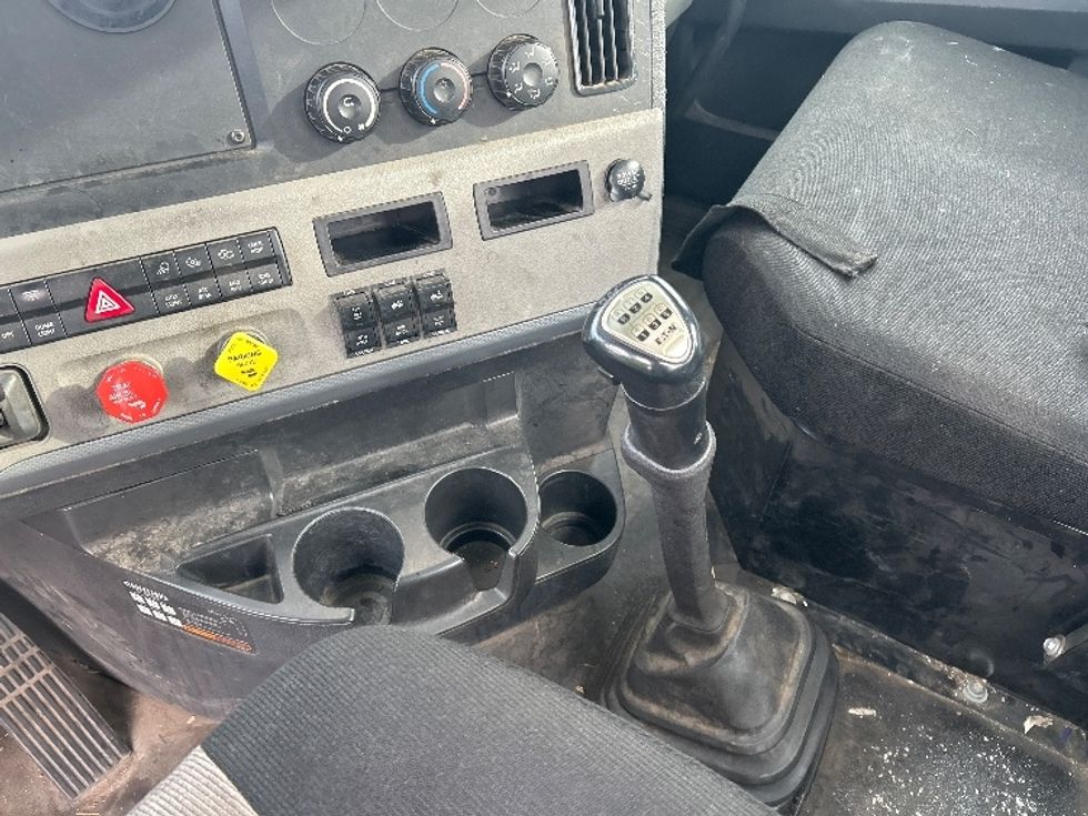 Day Cab Tractor-Heavy Duty Tractors-Freightliner-2018-T12664ST-Phoenix-AZ-302,089\n\t\tmiles-$ 45,500 - Image 17