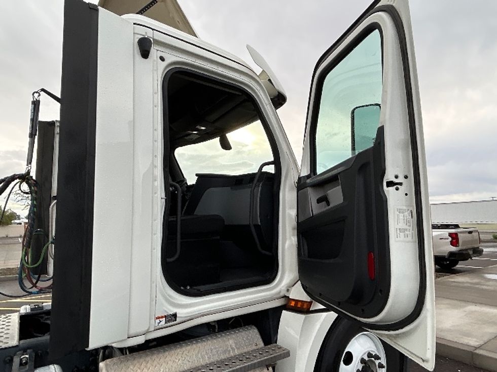 Day Cab Tractor-Heavy Duty Tractors-Freightliner-2018-T12664ST-Phoenix-AZ-401,166\n\t\tmiles-$ 42,000 - Image 12