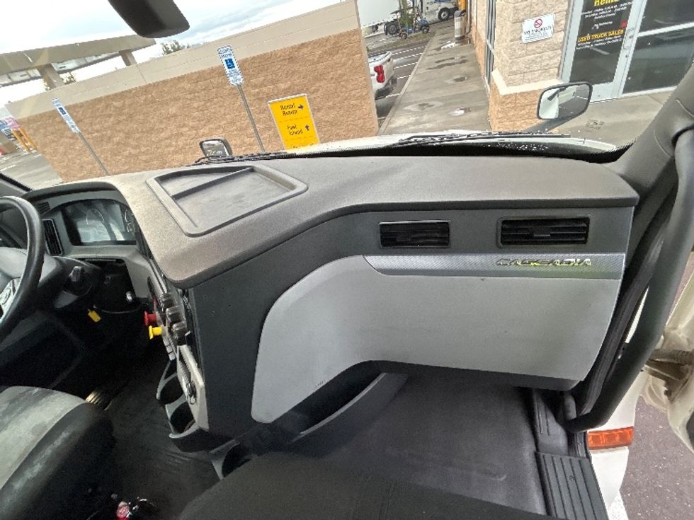 Day Cab Tractor-Heavy Duty Tractors-Freightliner-2018-T12664ST-Phoenix-AZ-401,166\n\t\tmiles-$ 42,000 - Image 13