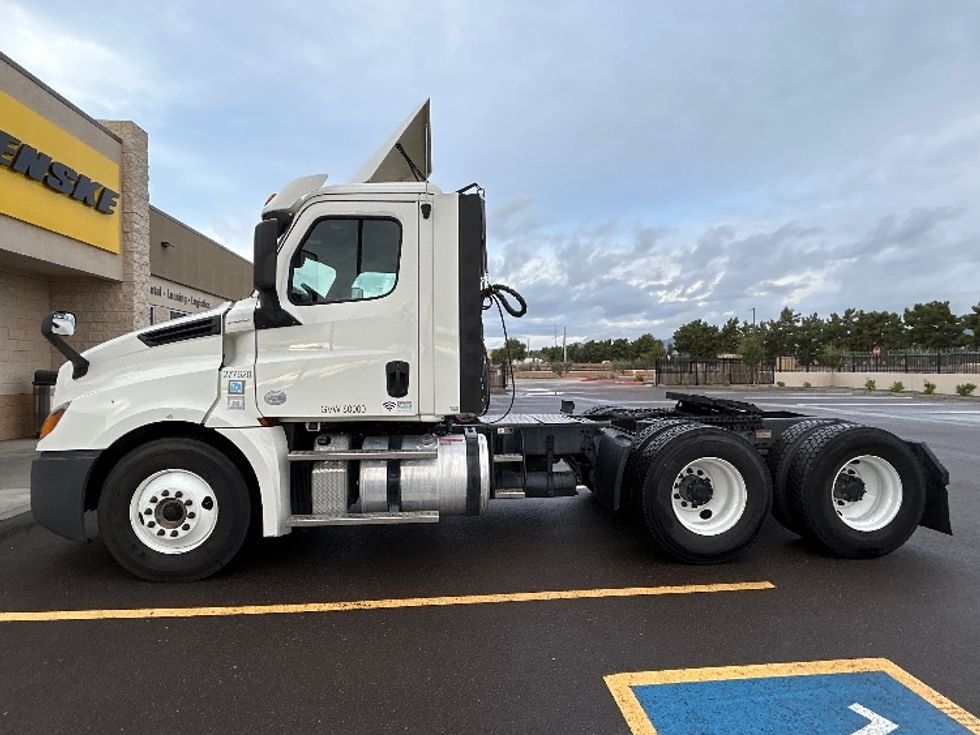 Day Cab Tractor-Heavy Duty Tractors-Freightliner-2018-T12664ST-Phoenix-AZ-401,166\n\t\tmiles-$ 42,000 - Image 4