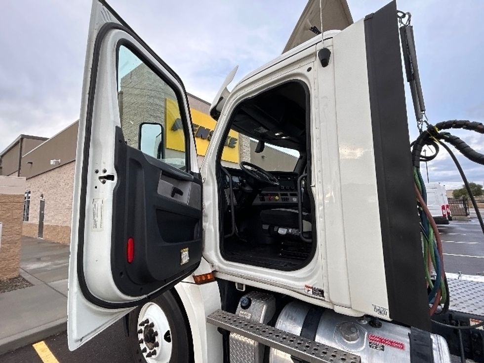 Day Cab Tractor-Heavy Duty Tractors-Freightliner-2018-T12664ST-Phoenix-AZ-401,166\n\t\tmiles-$ 42,000 - Image 9