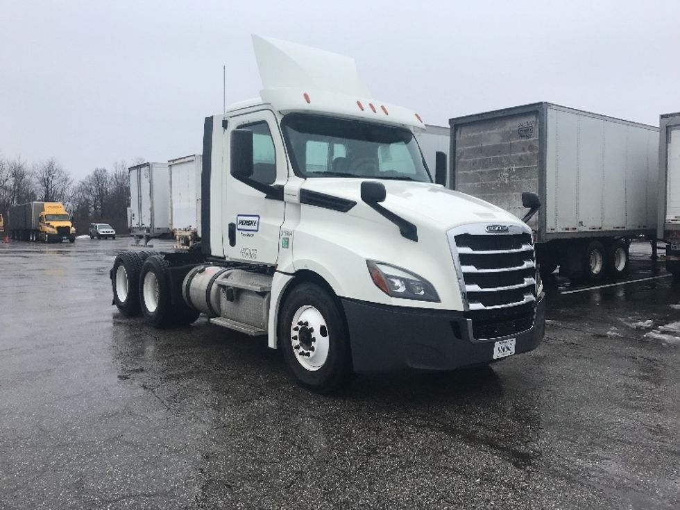 Day Cab Tractor-Heavy Duty Tractors-Freightliner-2018-T12664ST-Piqua-OH-379,801\n\t\tmiles-$ 47,000 - Image 1
