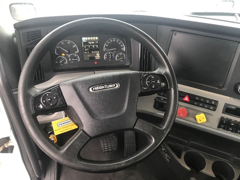 Day Cab Tractor-Heavy Duty Tractors-Freightliner-2018-T12664ST-Piqua-OH-379,801\n\t\tmiles-$ 47,000 - Image 11