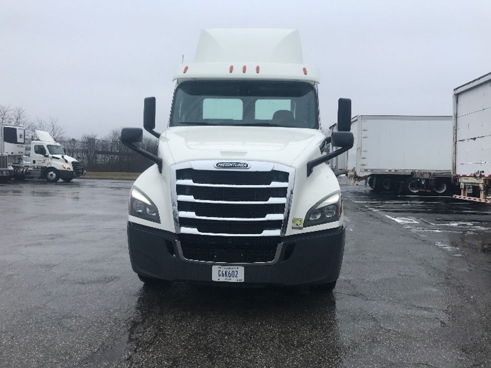 Day Cab Tractor-Heavy Duty Tractors-Freightliner-2018-T12664ST-Piqua-OH-379,801\n\t\tmiles-$ 47,000 - Image 2
