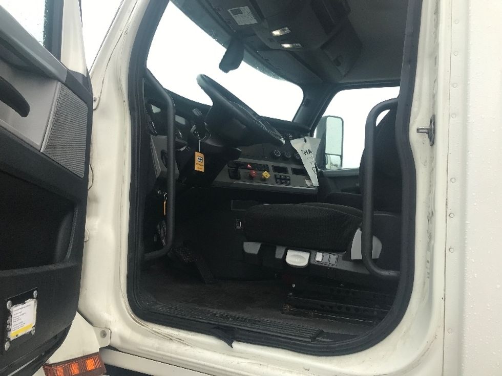 Day Cab Tractor-Heavy Duty Tractors-Freightliner-2018-T12664ST-Piqua-OH-379,801\n\t\tmiles-$ 47,000 - Image 9