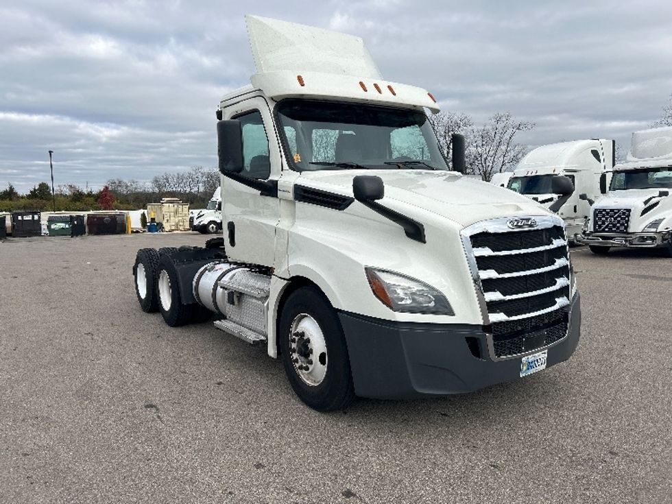 Day Cab Tractor-Heavy Duty Tractors-Freightliner-2018-T12664ST-Piqua-OH-409,551\n\t\tmiles-$ 46,500 - Image 1