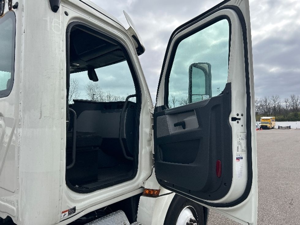 Day Cab Tractor-Heavy Duty Tractors-Freightliner-2018-T12664ST-Piqua-OH-409,551\n\t\tmiles-$ 46,500 - Image 12
