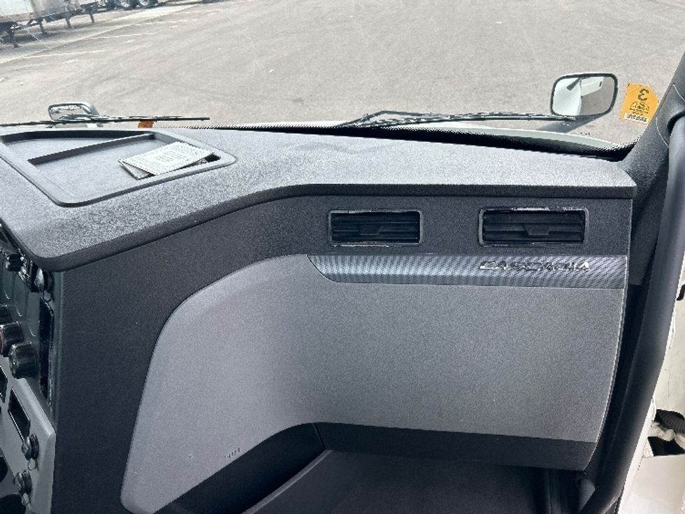 Day Cab Tractor-Heavy Duty Tractors-Freightliner-2018-T12664ST-Piqua-OH-409,551\n\t\tmiles-$ 46,500 - Image 13