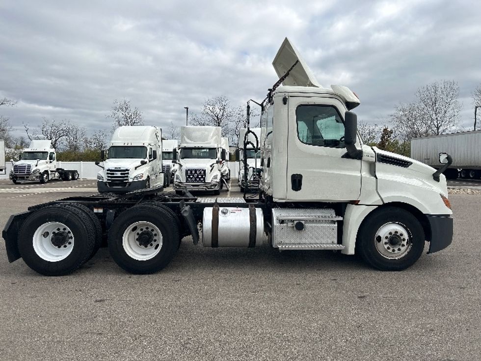 Day Cab Tractor-Heavy Duty Tractors-Freightliner-2018-T12664ST-Piqua-OH-409,551\n\t\tmiles-$ 46,500 - Image 8