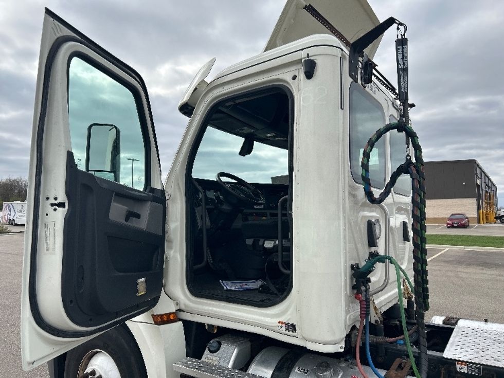 Day Cab Tractor-Heavy Duty Tractors-Freightliner-2018-T12664ST-Piqua-OH-409,551\n\t\tmiles-$ 46,500 - Image 9