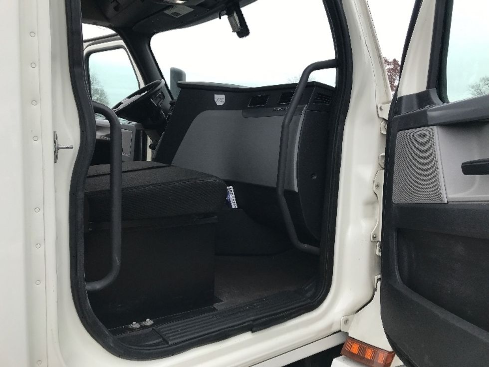 Day Cab Tractor-Heavy Duty Tractors-Freightliner-2018-T12664ST-Piqua-OH-418,253\n\t\tmiles-$ 46,000 - Image 12