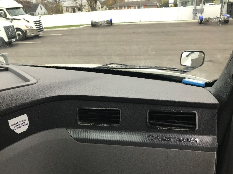 Day Cab Tractor-Heavy Duty Tractors-Freightliner-2018-T12664ST-Piqua-OH-418,253\n\t\tmiles-$ 46,000 - Image 13