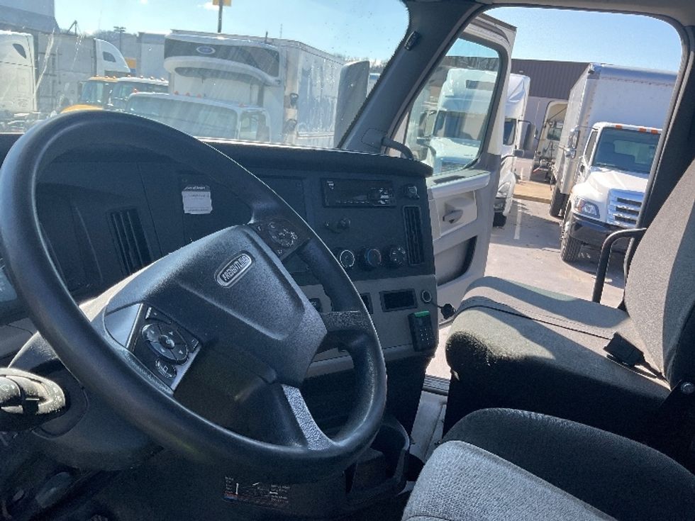 Day Cab Tractor-Heavy Duty Tractors-Freightliner-2018-T12664ST-Pittsburgh-PA-429,827\n\t\tmiles-$ 39,750 - Image 10