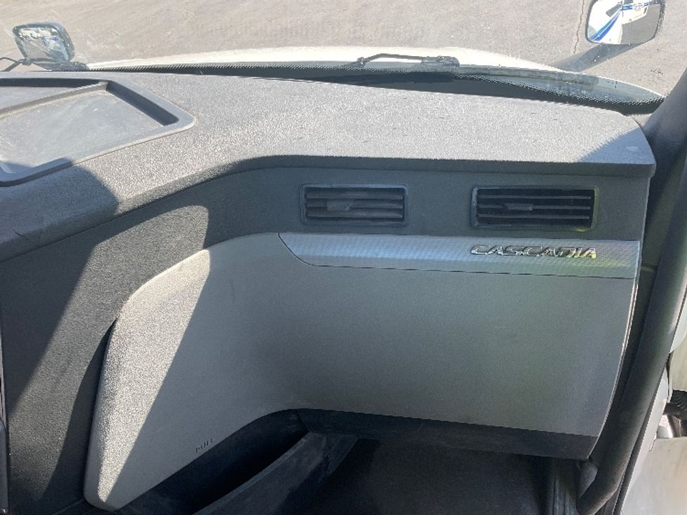 Day Cab Tractor-Heavy Duty Tractors-Freightliner-2018-T12664ST-Pittsburgh-PA-429,827\n\t\tmiles-$ 39,750 - Image 13