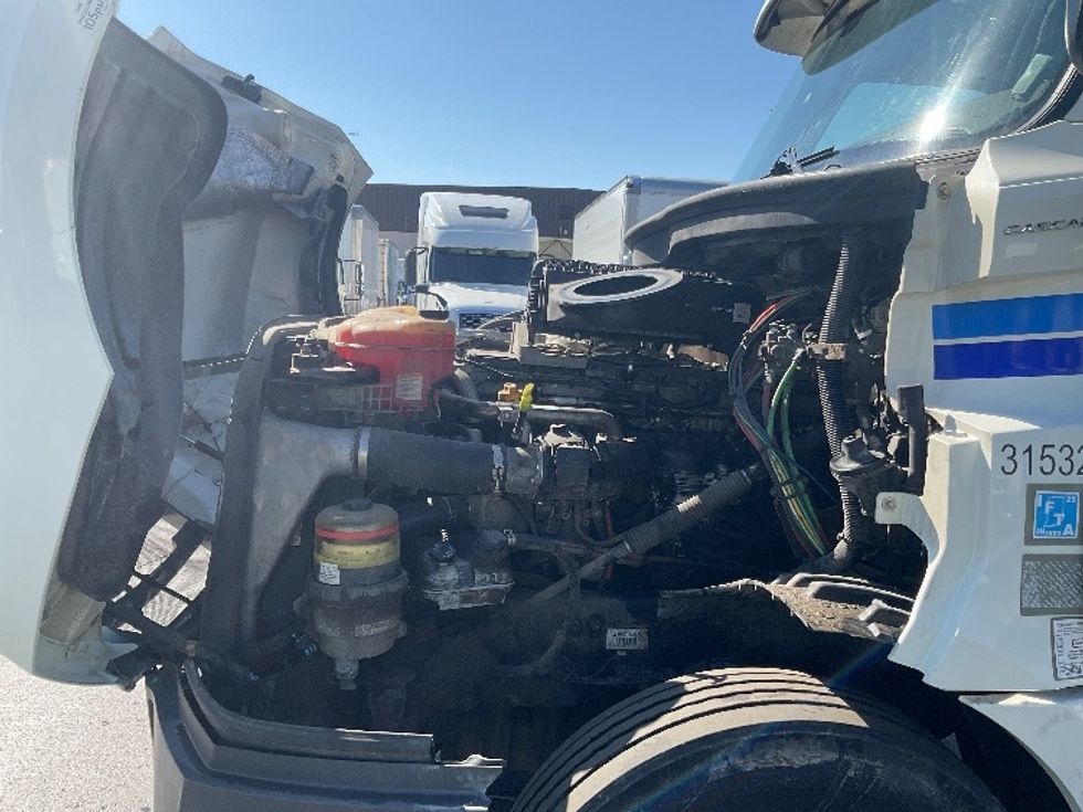 Day Cab Tractor-Heavy Duty Tractors-Freightliner-2018-T12664ST-Pittsburgh-PA-429,827\n\t\tmiles-$ 39,750 - Image 16