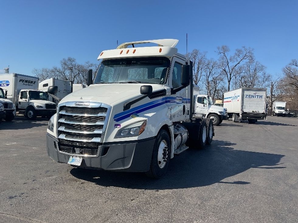 Day Cab Tractor-Heavy Duty Tractors-Freightliner-2018-T12664ST-Pittsburgh-PA-429,827\n\t\tmiles-$ 39,750 - Image 3