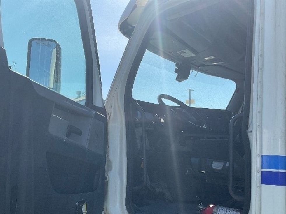 Day Cab Tractor-Heavy Duty Tractors-Freightliner-2018-T12664ST-Pittsburgh-PA-429,827\n\t\tmiles-$ 39,750 - Image 9