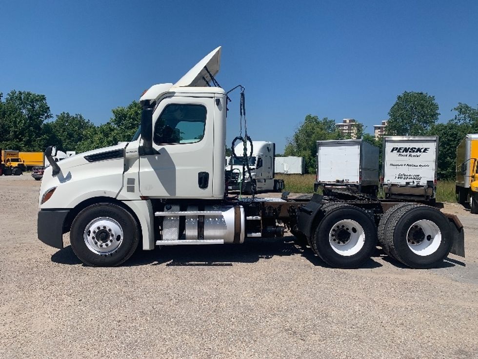 2018 Freightliner T12664ST Day Cab Tractor