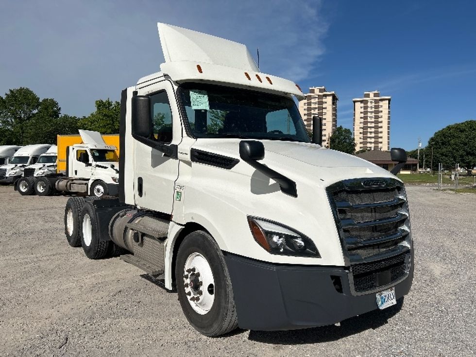 Day Cab Tractor-Heavy Duty Tractors-Freightliner-2018-T12664ST-Poplar Bluff-MO-497,539\n\t\tmiles-$ 37,000 - Image 1