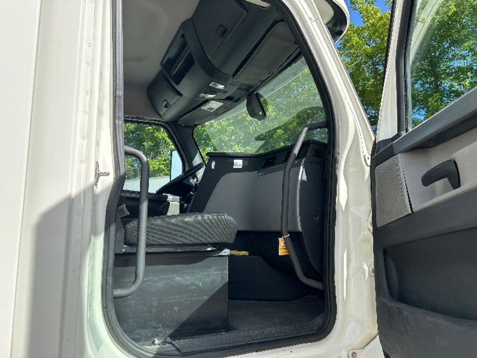 Day Cab Tractor-Heavy Duty Tractors-Freightliner-2018-T12664ST-Poplar Bluff-MO-497,539\n\t\tmiles-$ 37,000 - Image 12