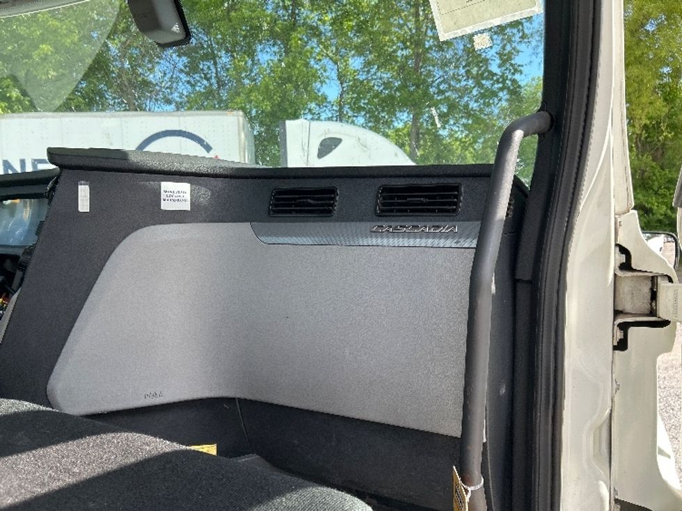 Day Cab Tractor-Heavy Duty Tractors-Freightliner-2018-T12664ST-Poplar Bluff-MO-497,539\n\t\tmiles-$ 37,000 - Image 13