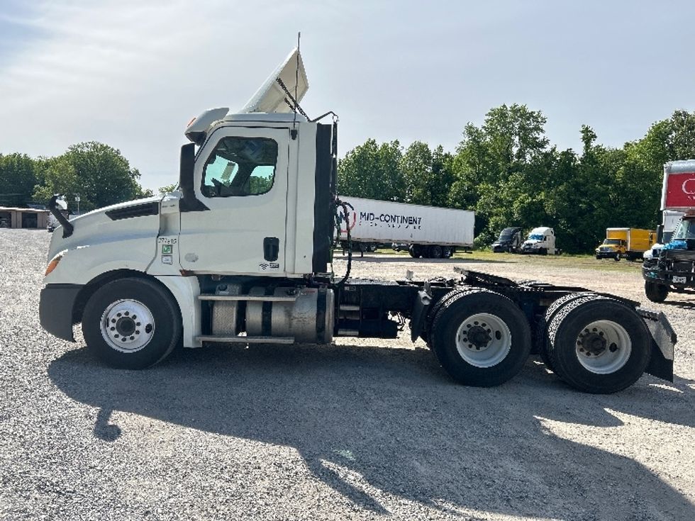 Day Cab Tractor-Heavy Duty Tractors-Freightliner-2018-T12664ST-Poplar Bluff-MO-497,539\n\t\tmiles-$ 37,000 - Image 4