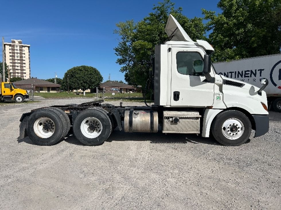 Day Cab Tractor-Heavy Duty Tractors-Freightliner-2018-T12664ST-Poplar Bluff-MO-497,539\n\t\tmiles-$ 37,000 - Image 8