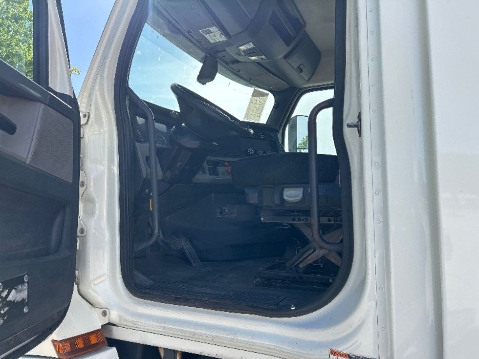 Day Cab Tractor-Heavy Duty Tractors-Freightliner-2018-T12664ST-Poplar Bluff-MO-497,539\n\t\tmiles-$ 37,000 - Image 9
