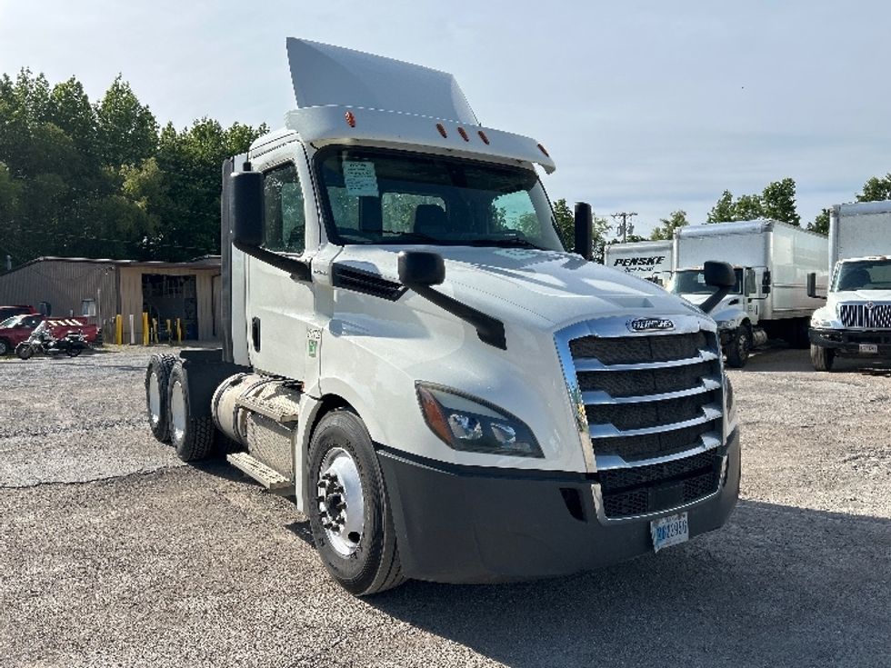 Day Cab Tractor-Heavy Duty Tractors-Freightliner-2018-T12664ST-Poplar Bluff-MO-514,380\n\t\tmiles-$ 36,250 - Image 1