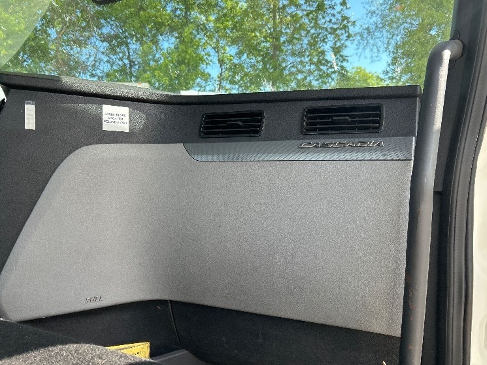 Day Cab Tractor-Heavy Duty Tractors-Freightliner-2018-T12664ST-Poplar Bluff-MO-514,380\n\t\tmiles-$ 36,250 - Image 13