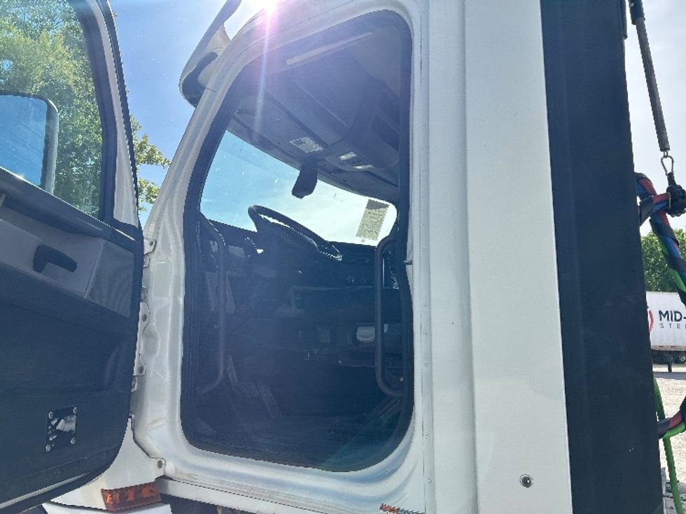 Day Cab Tractor-Heavy Duty Tractors-Freightliner-2018-T12664ST-Poplar Bluff-MO-514,380\n\t\tmiles-$ 36,250 - Image 9