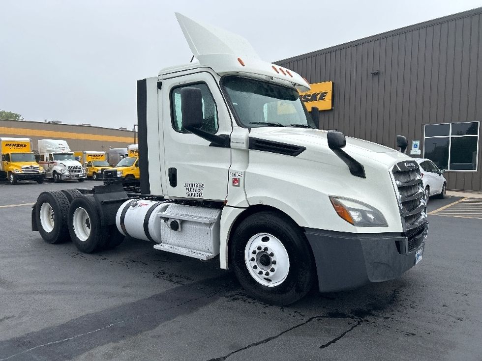 Day Cab Tractor-Heavy Duty Tractors-Freightliner-2018-T12664ST-Portland-OR-402,984\n\t\tmiles-$ 51,750 - Image 1